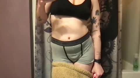 Snapshot of cinnamonpeaches chatting on 02/11/25, 01:31 Carmen online show from 02/11/25, 01:31