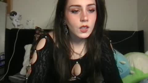 Snapshot of cinnamonpeaches chatting on 04/25/26, 05:32 Carmen online show from 04/25/26, 05:32