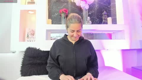 Snapshot of cinthya_mjs chatting on 05/16/26, 12:15 Cinthya online show from 05/16/26, 12:15