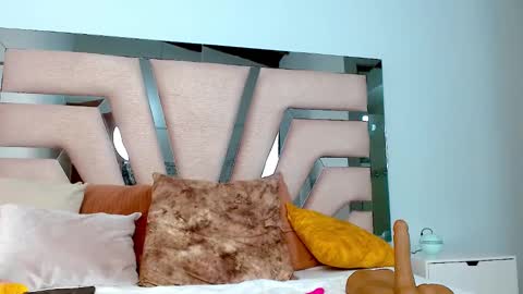 Snapshot of cintia_hills chatting on 01/21/25, 07:58 Cintia Hills online show from 01/21/25, 07:58