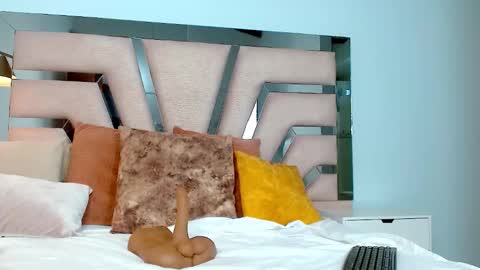 Snapshot of cintia_hills chatting on 01/30/25, 08:32 Cintia Hills online show from 01/30/25, 08:32