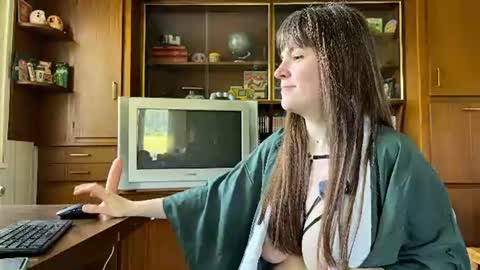 Claire Moulin online show from 06/17/26, 08:39