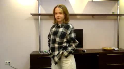 Snapshot of clementinaaures chatting on 11/06/25, 12:17 clementinaaures online show from 11/06/25, 12:17