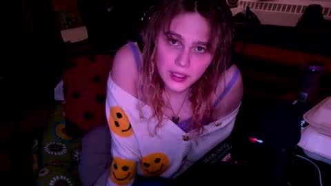 Snapshot of clemie32677 chatting on 12/01/25, 02:05 clemie32677 online show from 12/01/25, 02:05