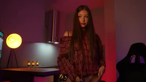 Snapshot of cleose chatting on 12/19/25, 07:37 Cleo online show from 12/19/25, 07:37