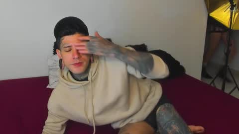 Snapshot of cleosexxx chatting on 10/21/25, 02:34 cleo y maikol online show from 10/21/25, 02:34