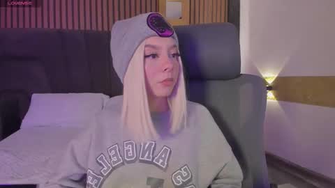 cleowhite_ online show from 09/26/25, 04:27