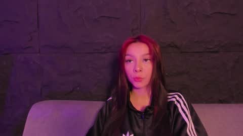 cleowhite_ online show from 11/21/25, 12:10