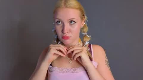 Alexandra online show from 10/28/25, 01:58