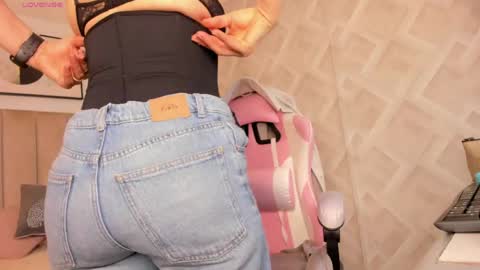 clhoe_johnson_ online show from 04/16/26, 12:28