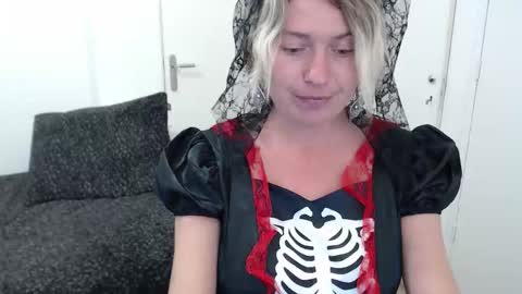 Syl  online show from 10/28/25, 01:47