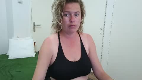 Snapshot of clittytastic chatting on 06/21/26, 03:25 Syl online show from 06/21/26, 03:25