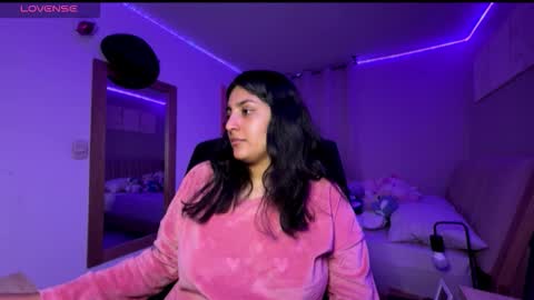 cloe small online show from 11/07/25, 03:39