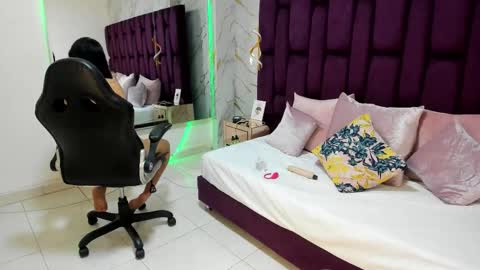 Cloe online show from 10/21/25, 05:24