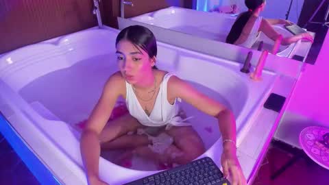 Snapshot of cloe_taylor__ chatting on 11/21/25, 04:11 CLOE online show from 11/21/25, 04:11