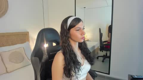 cloee20_ online show from 12/17/25, 02:28