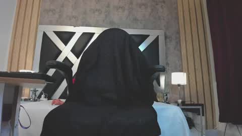 lady cloe person online show from 05/05/26, 11:57