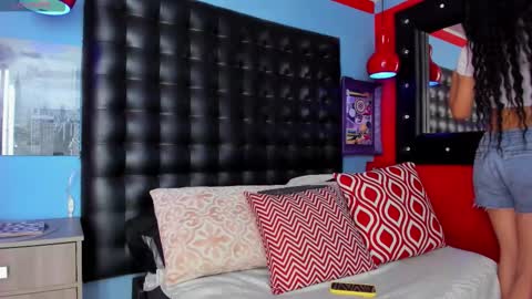 Snapshot of cloerodriguez chatting on 11/18/25, 02:54 ---Cloe--- online show from 11/18/25, 02:54