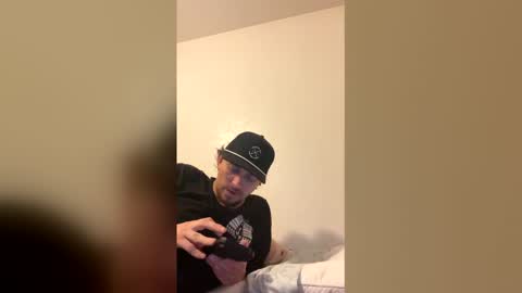 Snapshot of cloudyydayzz chatting on 02/11/26, 04:39 tallhungandcloudy online show from 02/11/26, 04:39