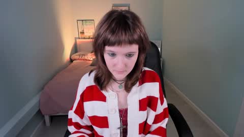 Snapshot of clover_red chatting on 12/02/24, 02:19 Clover follow me online show from 12/02/24, 02:19