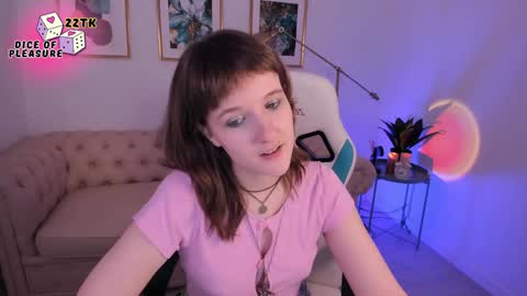 Snapshot of clover_red chatting on 12/03/24, 05:12 Clover follow me online show from 12/03/24, 05:12