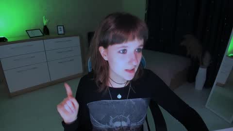 Snapshot of clover_red chatting on 12/12/24, 02:55 Clover follow me online show from 12/12/24, 02:55