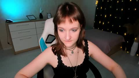 Snapshot of clover_red chatting on 12/18/24, 03:00 Clover follow me online show from 12/18/24, 03:00