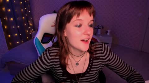 Snapshot of clover_red chatting on 12/22/24, 03:00 Clover follow me online show from 12/22/24, 03:00