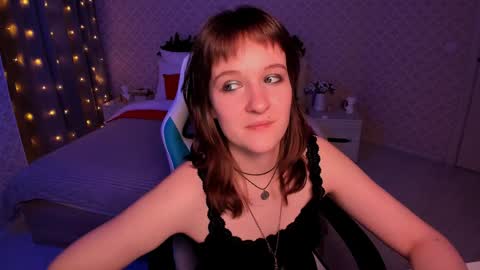 Snapshot of clover_red chatting on 12/22/24, 06:04 Clover follow me online show from 12/22/24, 06:04