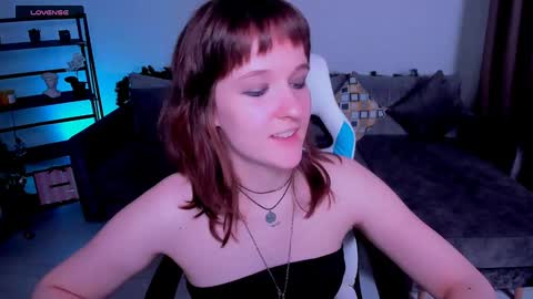 Snapshot of clover_red chatting on 12/28/24, 03:15 Clover follow me online show from 12/28/24, 03:15