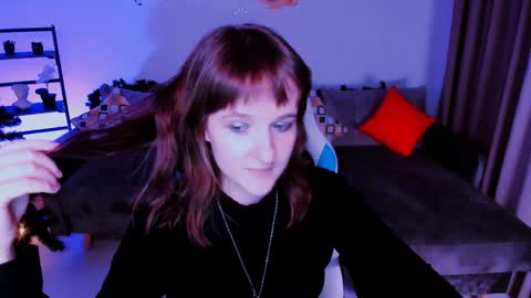 Snapshot of clover_red chatting on 01/02/25, 09:07 Clover follow me online show from 01/02/25, 09:07