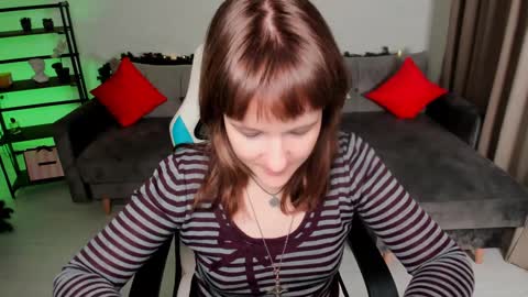 Snapshot of clover_red chatting on 01/07/25, 03:12 Clover follow me online show from 01/07/25, 03:12