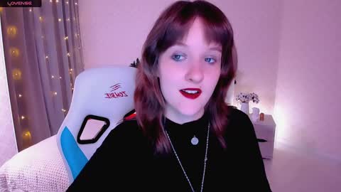 Snapshot of clover_red chatting on 01/21/25, 06:12 Clover follow me online show from 01/21/25, 06:12