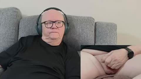 Snapshot of cockneymack51 chatting on 11/05/25, 11:54 Charlie. online show from 11/05/25, 11:54