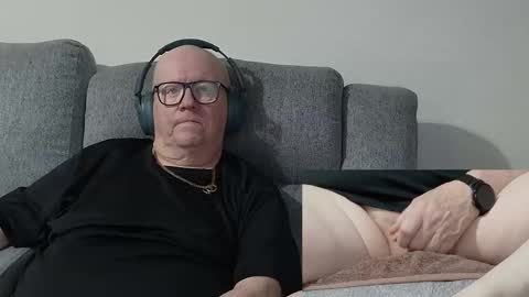 Snapshot of cockneymack51 chatting on 11/06/25, 04:19 Charlie. online show from 11/06/25, 04:19