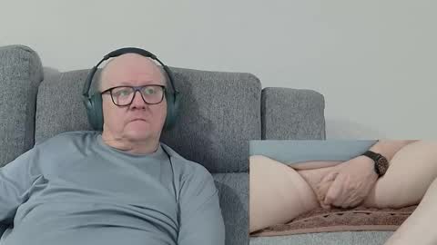 Snapshot of cockneymack51 chatting on 11/23/25, 12:05 Charlie. online show from 11/23/25, 12:05