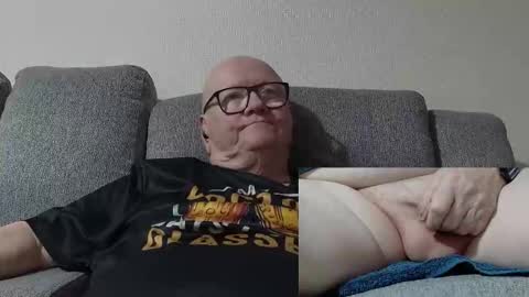 Snapshot of cockneymack51 chatting on 02/19/26, 12:17 Charlie. online show from 02/19/26, 12:17