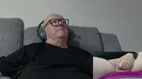 Snapshot of cockneymack51 chatting on 03/10/26, 02:27 Charlie. online show from 03/10/26, 02:27