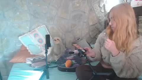 Snapshot of coconutpee chatting on 11/26/25, 11:06 Pee Whore online show from 11/26/25, 11:06