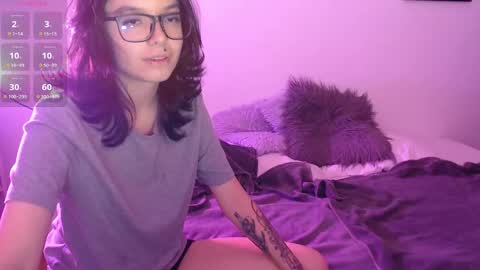 Snapshot of coffeandbread chatting on 10/23/25, 03:39 Phia And Luna online show from 10/23/25, 03:39