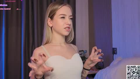 Snapshot of cold_waterfall chatting on 11/24/25, 03:17 Criss online show from 11/24/25, 03:17