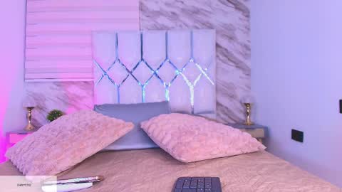 Snapshot of colett_hall chatting on 04/15/26, 12:01 colett online show from 04/15/26, 12:01