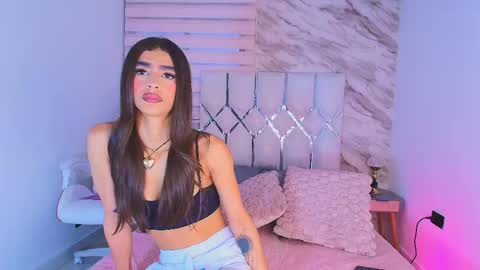 Snapshot of colett_hall chatting on 06/04/26, 12:00 colett online show from 06/04/26, 12:00