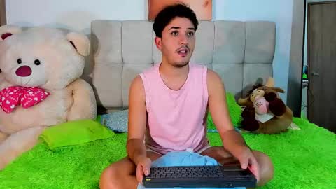 Snapshot of collage_hot25 chatting on 12/22/25, 03:47 javier online show from 12/22/25, 03:47