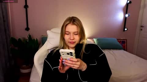 Snapshot of colleen_blake chatting on 04/12/26, 04:45 Collen Mon Tue Wed Thu Fri GMT 3 0300am - 0900am online show from 04/12/26, 04:45