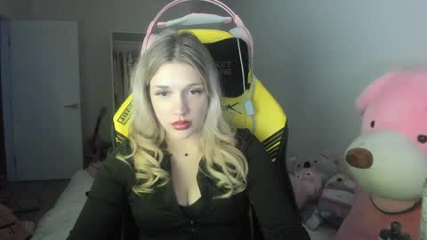 Snapshot of college_life_ chatting on 05/02/26, 12:48 BELLA online show from 05/02/26, 12:48
