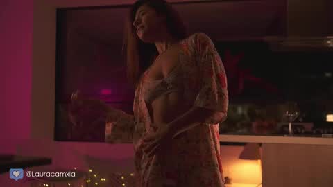 Laura online show from 02/12/25, 03:18