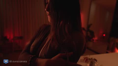 Laura online show from 10/12/25, 01:48