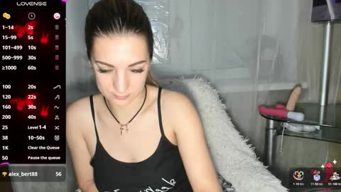 Snapshot of come_feel_me_ chatting on 11/17/25, 05:35 Mia online show from 11/17/25, 05:35