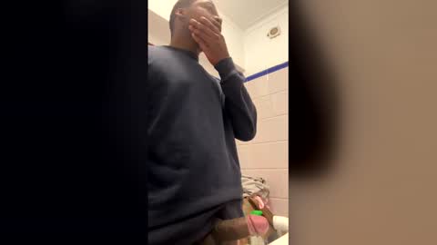 Snapshot of comedorderua4 chatting on 03/15/26, 01:39 comedorderua4 online show from 03/15/26, 01:39